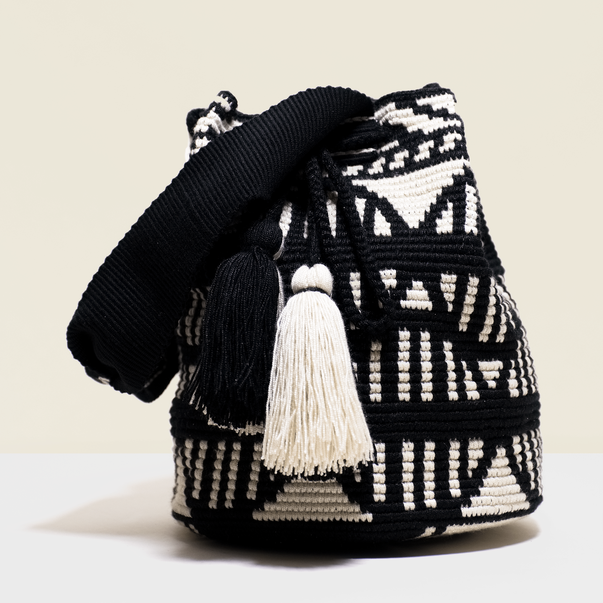 Boho chic bag in white and black with tassels to match